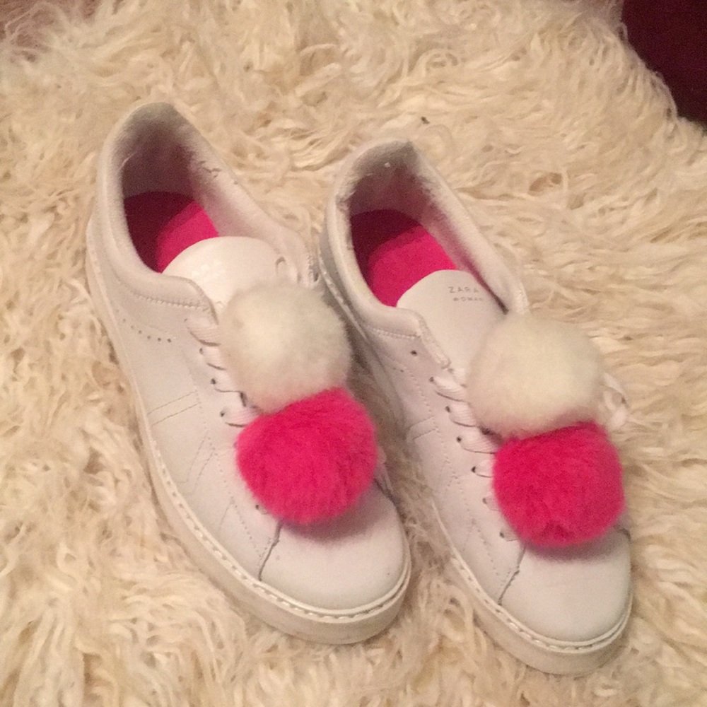 Sneakers with pompoms.